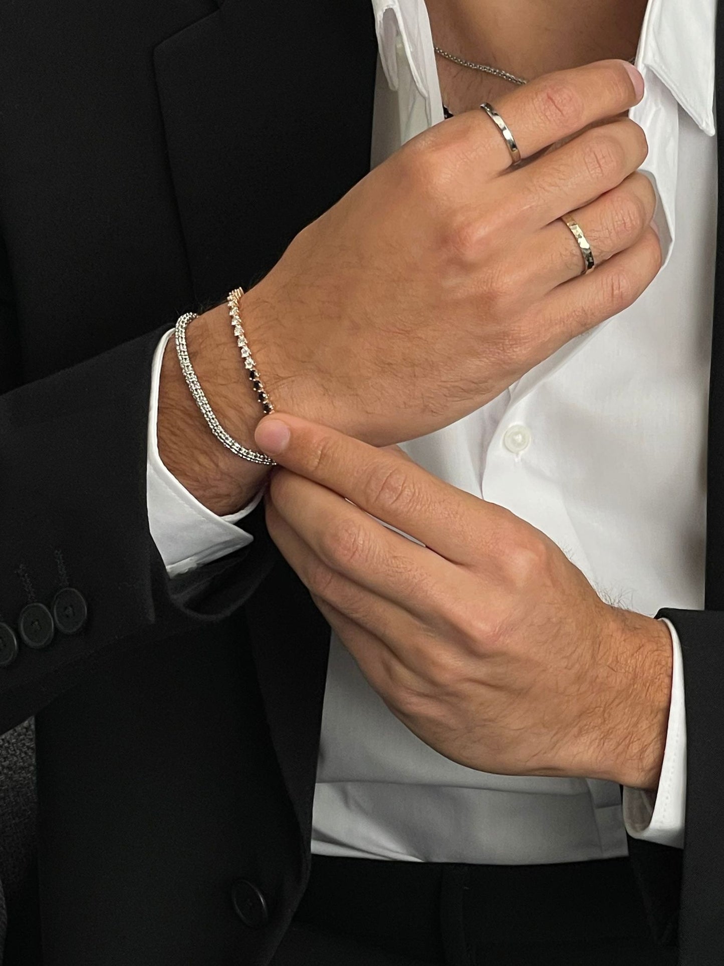 Half Way Diamonds Bracelet | צמיד יהלומים שחורים ולבנים