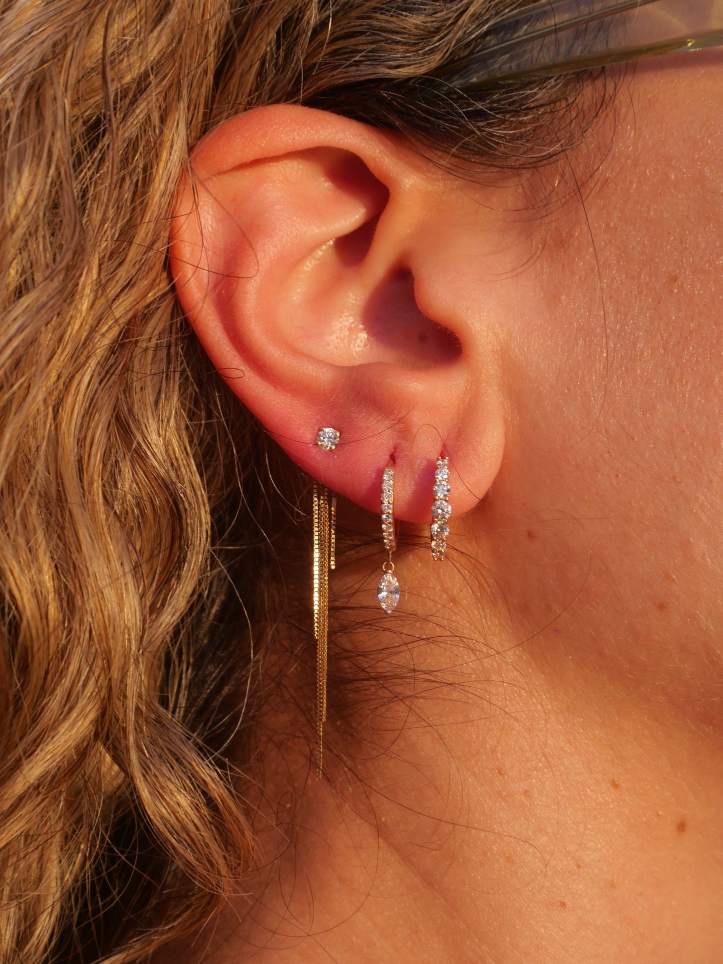 Swinging Petal | עגילי חישוק יהלומי מרקיזה