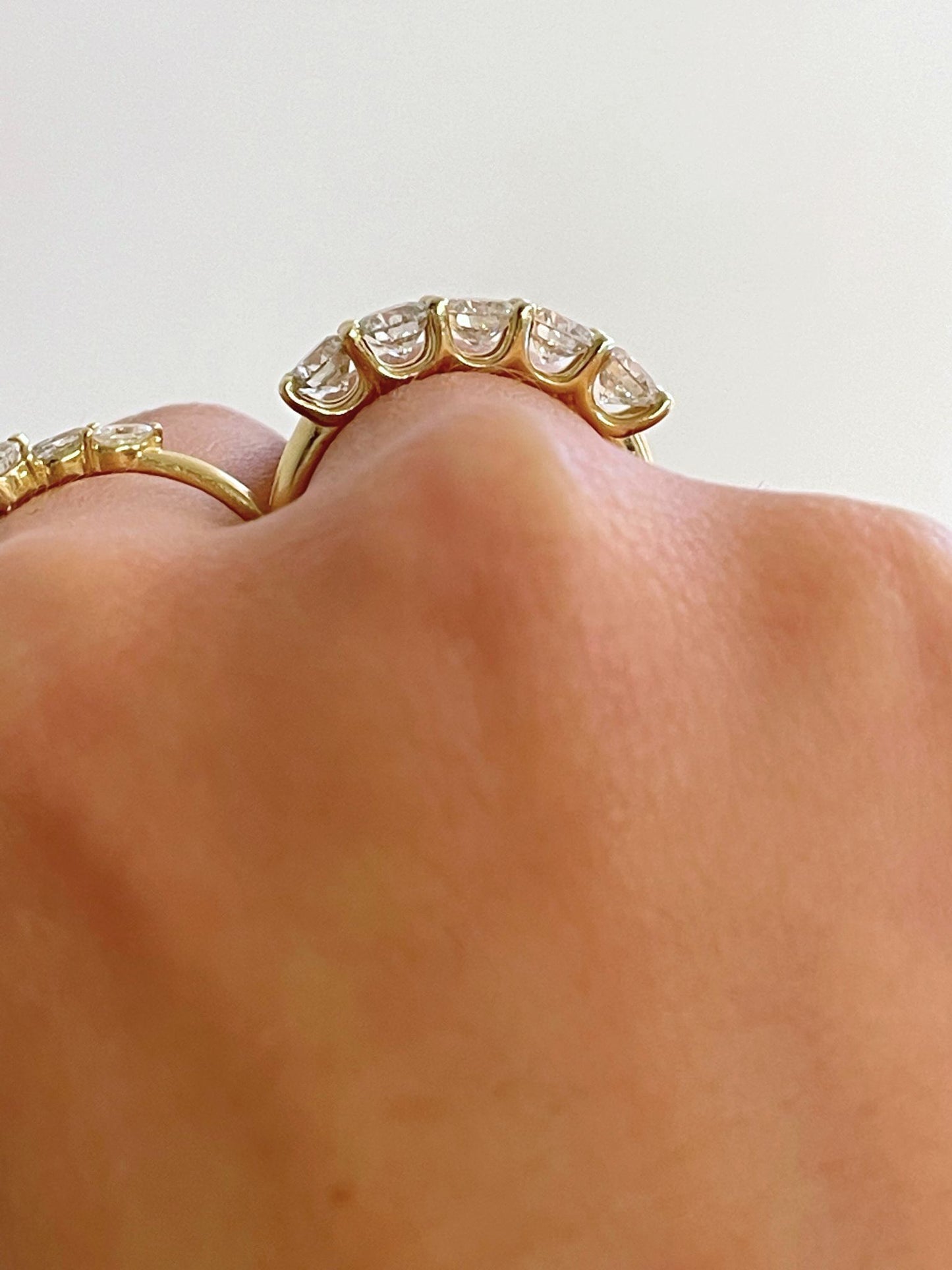 Floating Five | טבעת יהלומים מרחפים